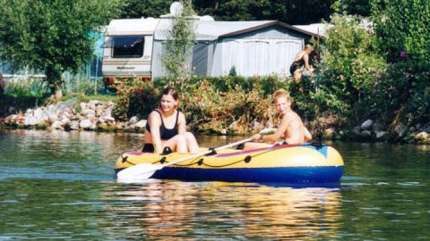 Badespaß vor dem Camping am See