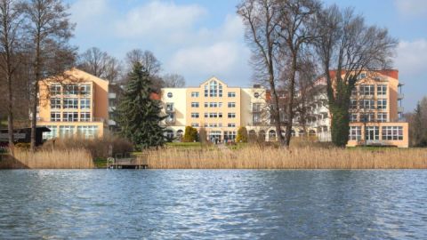 Blick vom See auf die Klinik_