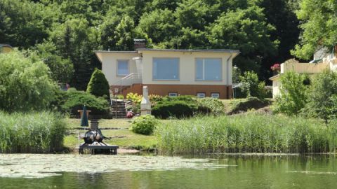 Blick vom See auf das Ferienhaus