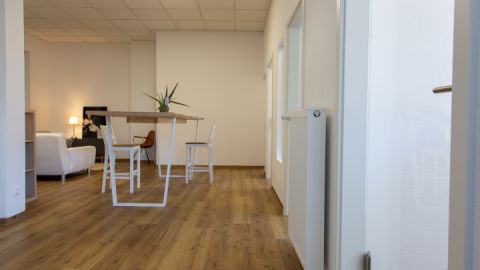 Der helle Gemeinschaftsraum im Coworking-Space