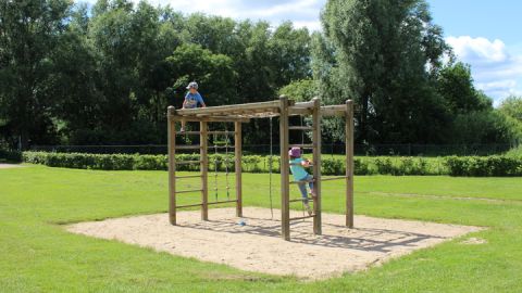 Kleiner Spielplatz in Untergoehren / Strandwiese