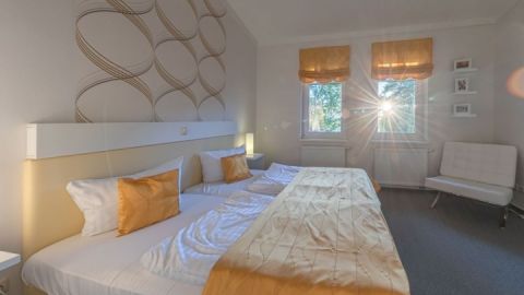 schlafzimmer-mit-doppelbett