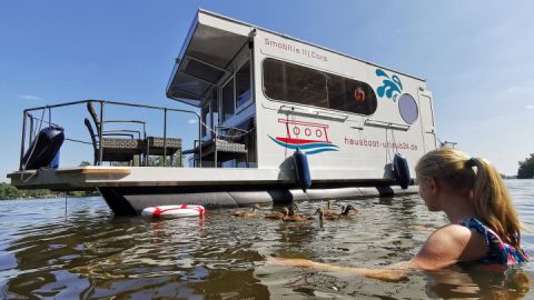 Hausboot bei Badestop in Ankerbucht Mecklenburg-Vorpommern