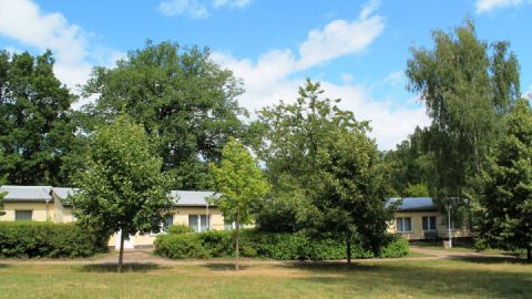 Das KiEZ Prebelow hat in zwei Siedlungen zwanzig Bungalows mit je drei Fünf- und einem Zwei-Bett-Zimmer.