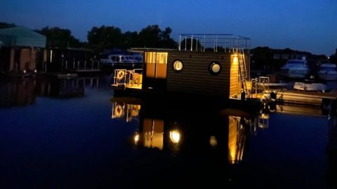 Hausboot bei Nacht