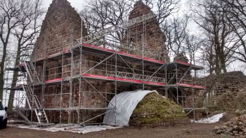 Gerüste innen und aussen an der Kirchenruine März 2019