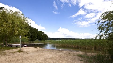 ... und der Sprung in das klare Wasser ist direkt am Campingplatz möglich