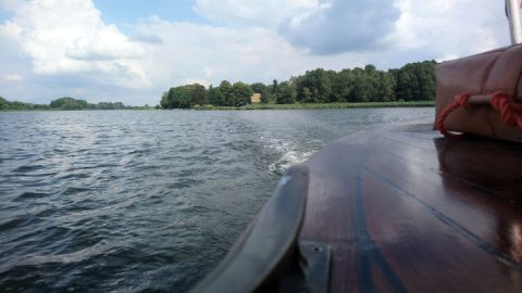 Blick von der Barkasse Regulus zur Burgwallinsel