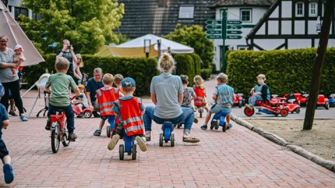 Rad- und Bobbycar-Ralley im Familotel Borchard's Rookhus